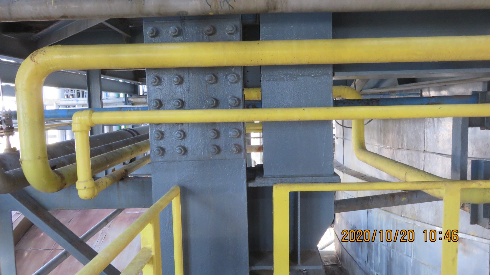 1626317272025.jpg 100單元爐區(qū)物料管道色標(biāo),流向標(biāo)缺失或有誤.jpg